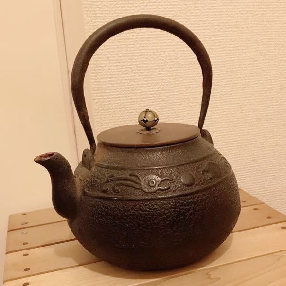 H13872】亀文堂造 鉄瓶 人物 風景 堤手銀象嵌 茶道具 古道具 -鉄瓶
