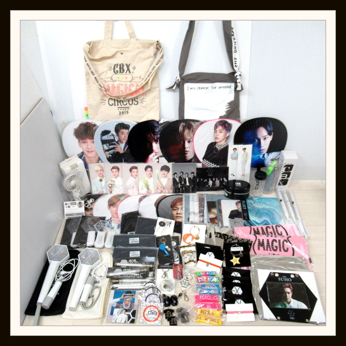 Exo Exo Cbx グッズセット うちわ ペンライト トートバッグ キーホルダー ハンディファン シウミン ベッキョン カイ チェン タレントグッズ 売買されたオークション情報 Yahooの商品情報をアーカイブ公開 オークファン Aucfan Com