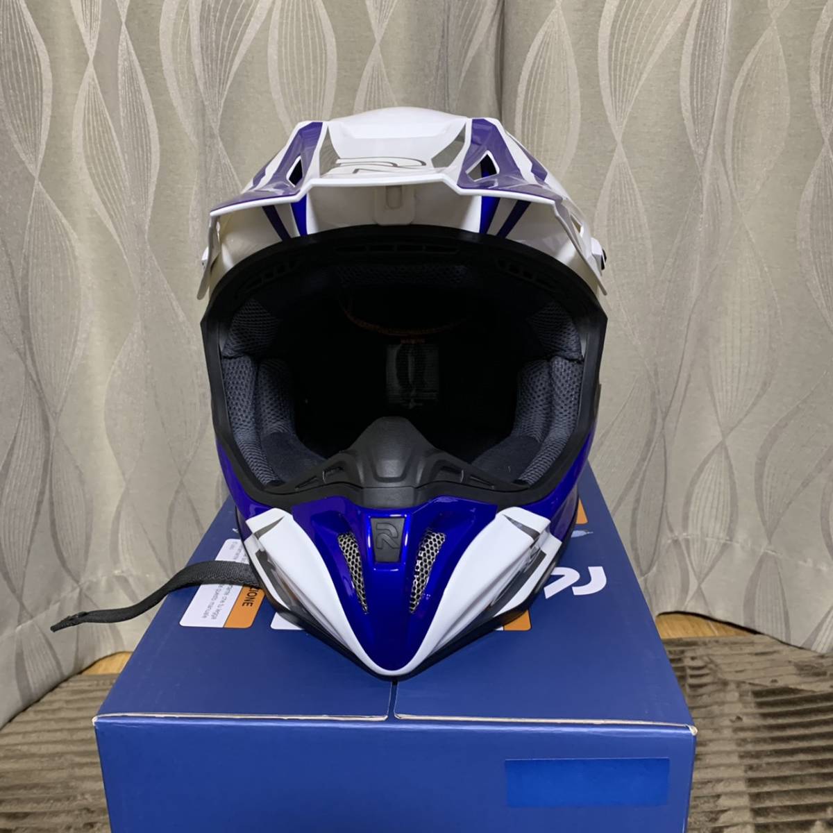 AIROH 、サイズＬ、中古品です。理解のある方よろしくお願いいたします。 AIROH 、サイズL、中古品です。理解のある方よろしくお願いいたします。