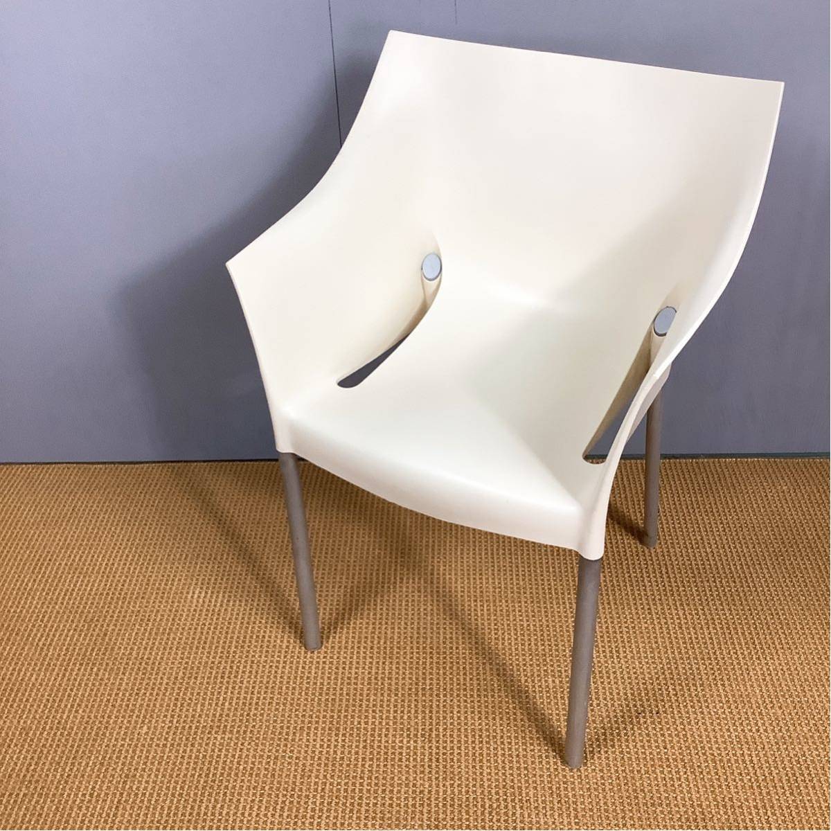 空間に軽やかな余白を生む、Kartellのスタッキングチェア 便利 