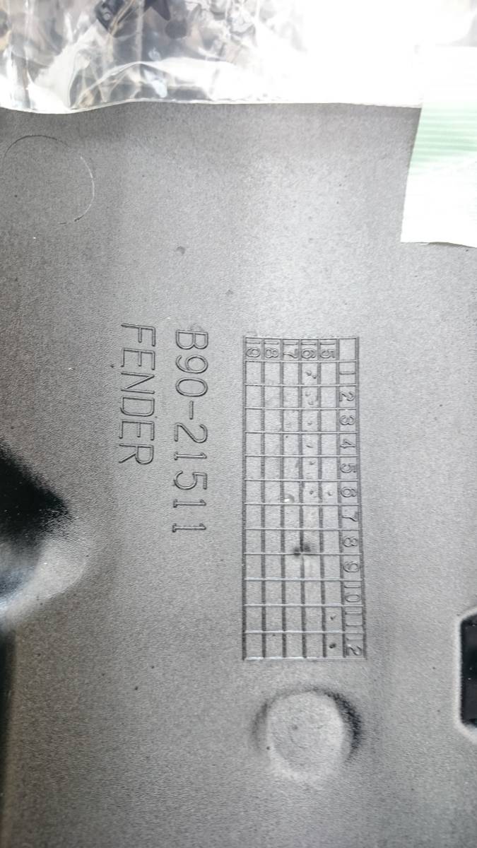 XSR900 フロント フェンダー 純正番号；B90-21511 1回取付け走行のみ(中古) ホースクランプ付_6
