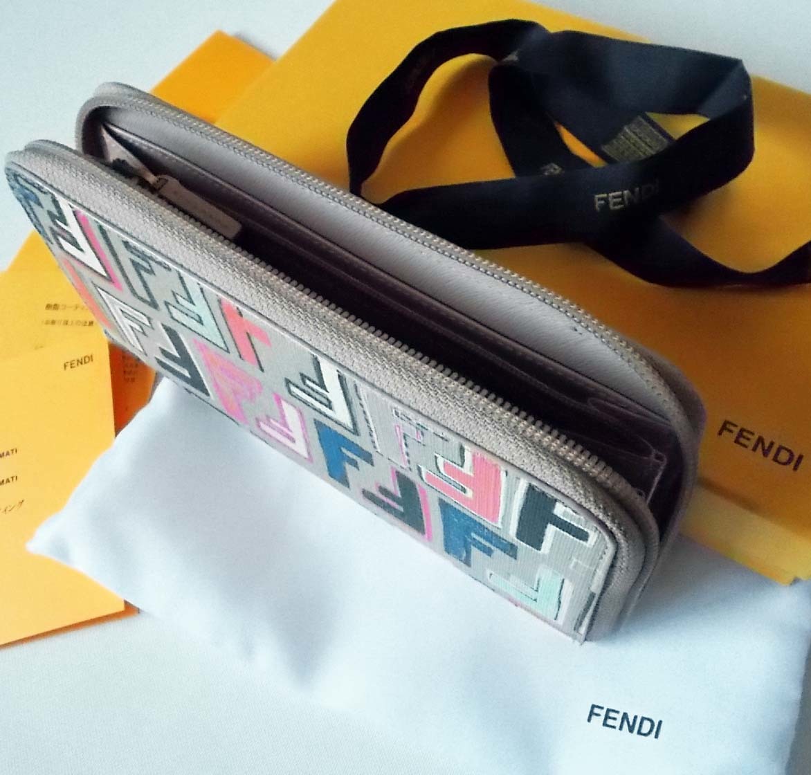 FENDI フェンディ☆ベージュ系ズッカ柄マルチカラー ラウンド 