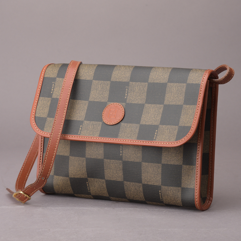 人気定番，豊富な 激レア フェンディ FENDI チェック ペカン柄 2WAY ショルダーバッグ クラッチ PVC レザー ブラック 市松模様 ポーチ 鞄 Mb.e/b.b(その他)｜売買されたオークション情報、yahooの商品情報をアーカイ かばん、バッグ