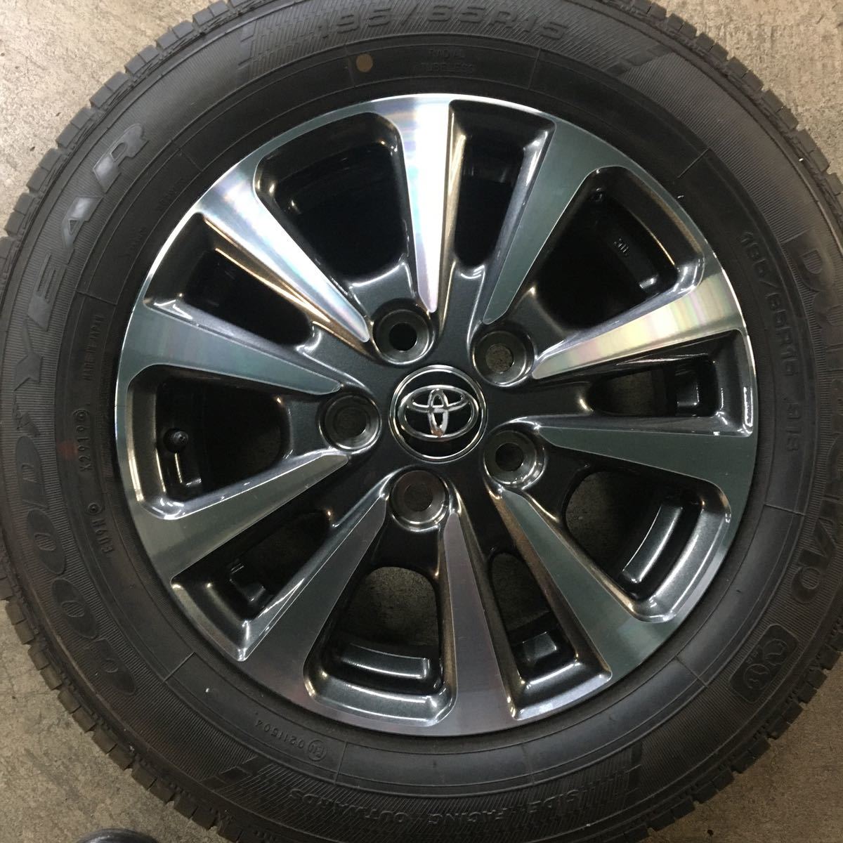 トヨタ　エスクァイア　15インチ純正アルミホイール、タイヤ　１本　送料込_1