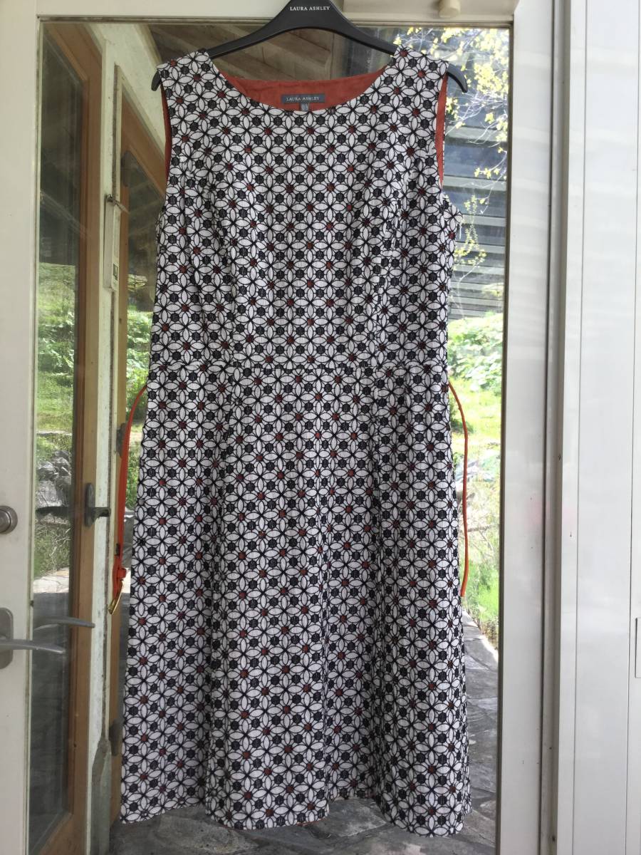 ローラアシュレイ・アイボリー地黒ステッチ刺繍ベルト付きワンピース１１ー１３号 LAURA ASHLEY ローラ Aライン - 綿100