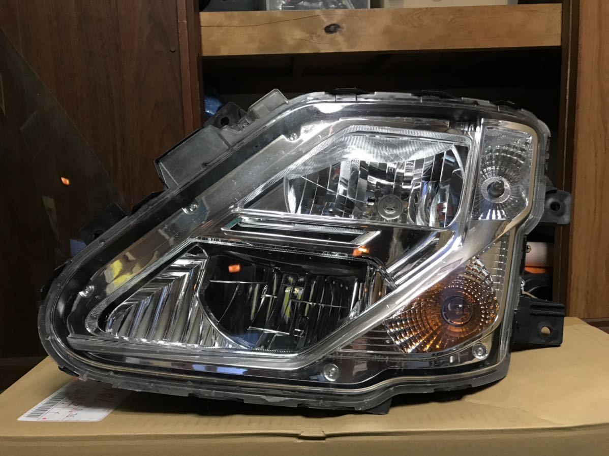新型クオン_LEDヘッドライト左 助手席側 補修品 UD クオン 純正 LED