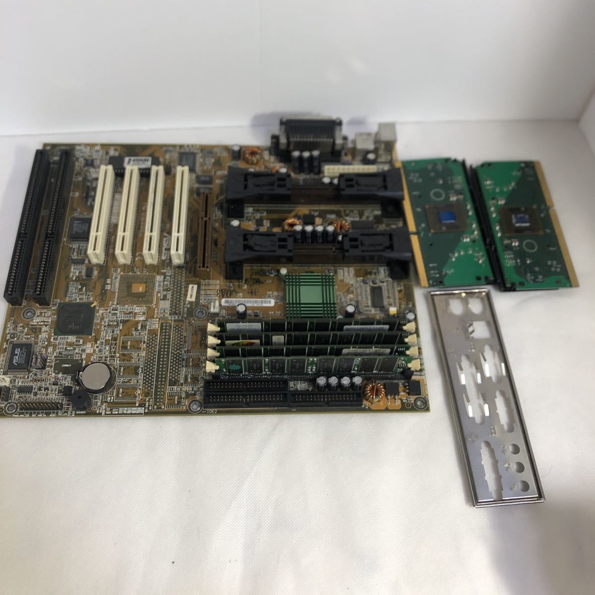 マザーボード 電子基盤 製品不明 ジャンク メルカリ パソコンの中心