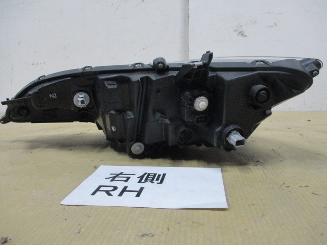 ホンダ フィット GK3 / GK4 / GK5 右 ヘッドランプ ヘッドライト 33100