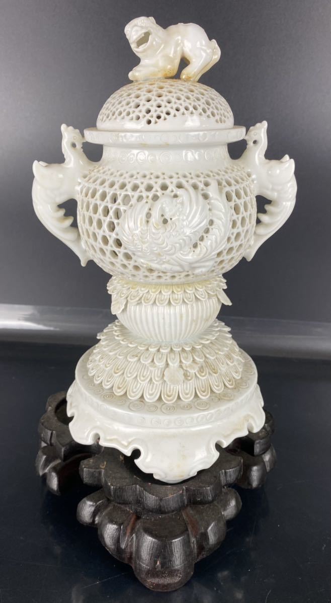極上 平戸焼 中里茂右衛門作 白磁菊花細密彫刻籠目透獅子