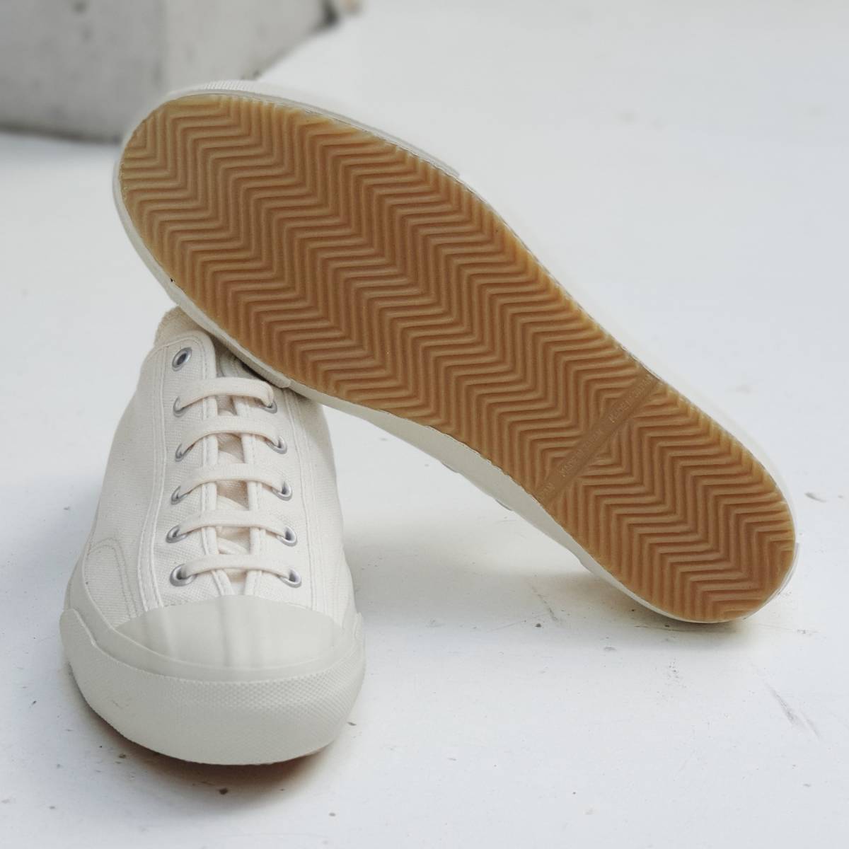 大人気，新作登場MOONSTAR FINE VULCANIZED GYM CLASSIC WHITE 23.5㎝ 訳あり B品 つま先紫外線焼け(23.5cm)｜売買されたオークション情報、yahooの商品情報をアーカイブ公開 - オークファン 23.5cm