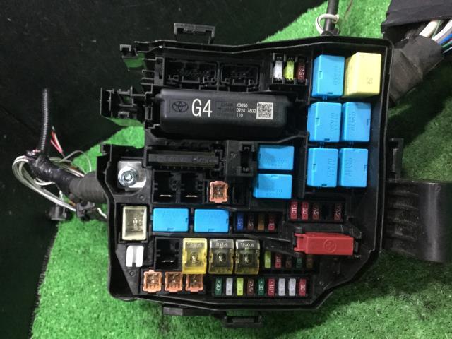 ヤリス 6AA-MXPH10 ヒューズボックス 3T3
