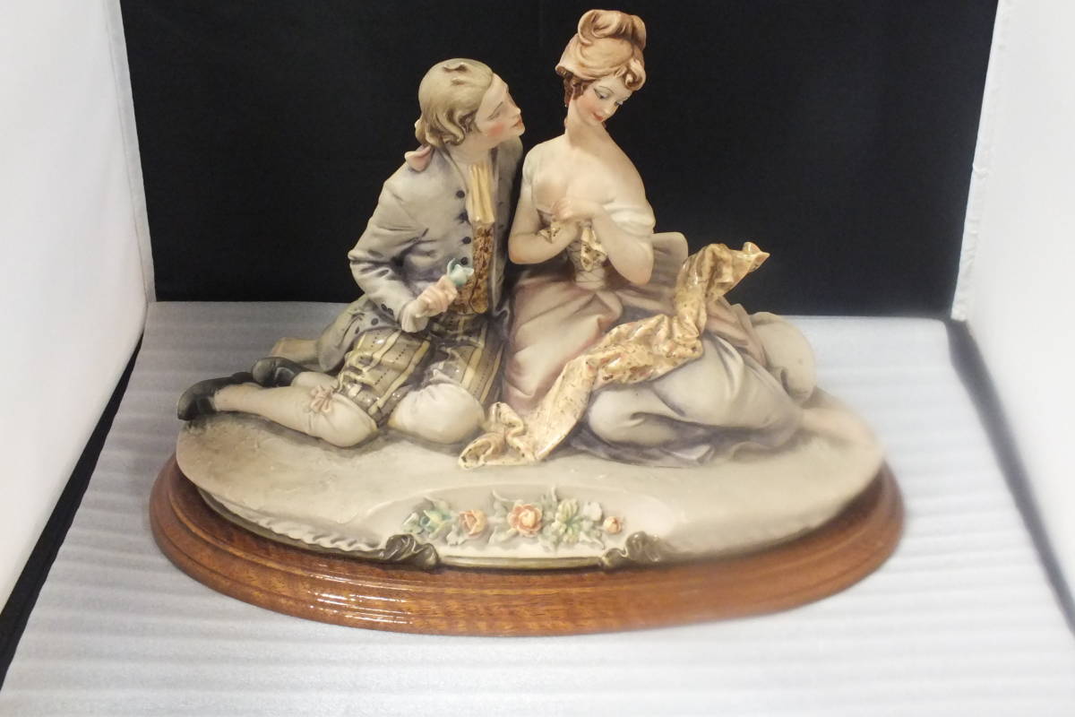イタリア製　CAPODIMONTE　カポディモンテ　フィギュリン　V　R9588 カポディモンテ フィギュリン イタリア製 CAPODIMONTE V R9588 置物