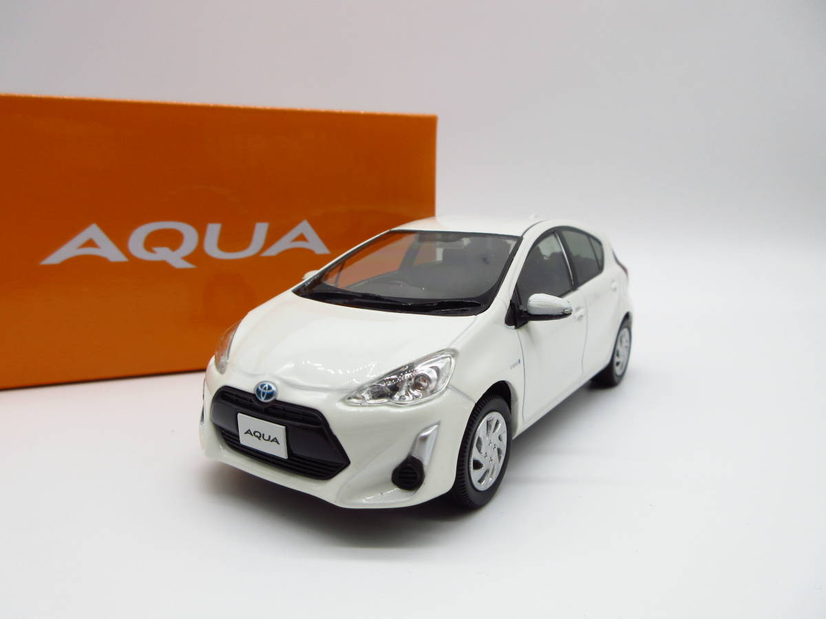 1⁄30 アクア トヨタ カラーサンプル ミニカー AQUA | 非売品 中期 初代 