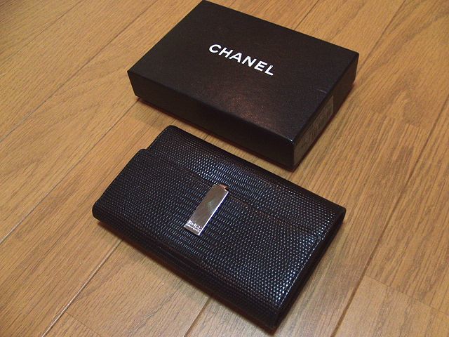 即決極美品!!新品同様HUGO BOSS高額リザード二つ折り財布【良質天然皮革】ヒューゴボス本革紳士用長財布黒×銀☆CHANEL黒箱