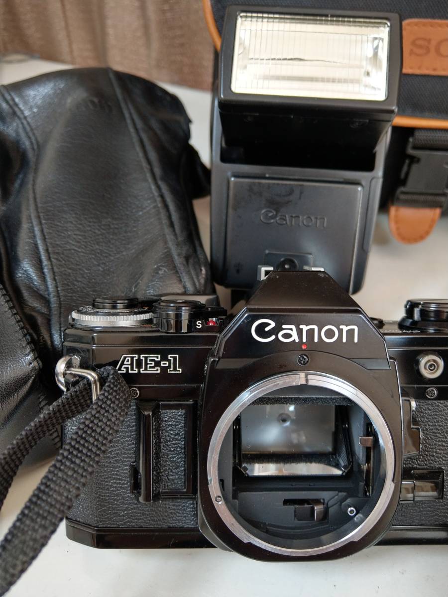 Canon AE-1 ブラック ストロボ付 レンズ2本難ありセット Canon AE-1 ブラック ストロボ付 レンズ2本難ありセット Canon AE－1 一眼