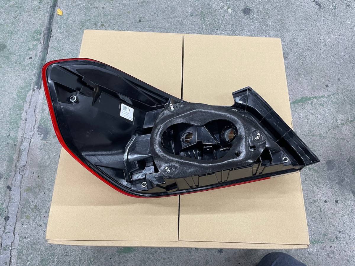 良品 スバル VAG VAB WRX STi 純正 右 テール ランプ ライト 