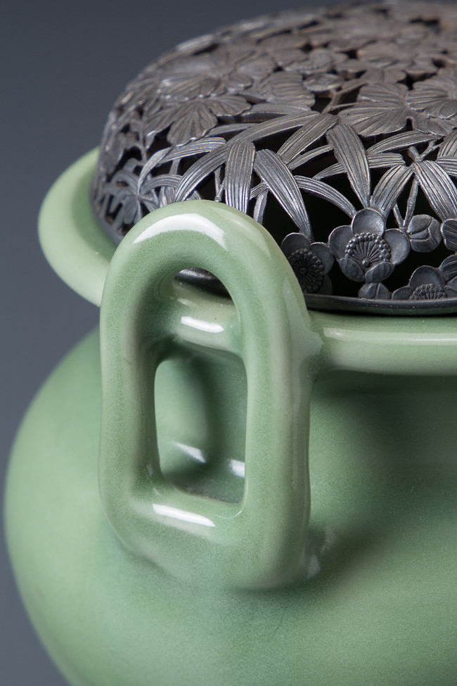 五】龍泉窯青磁双耳三足香炉 明時代 四君子透彫銀火舎付 箱付 ／ 本品