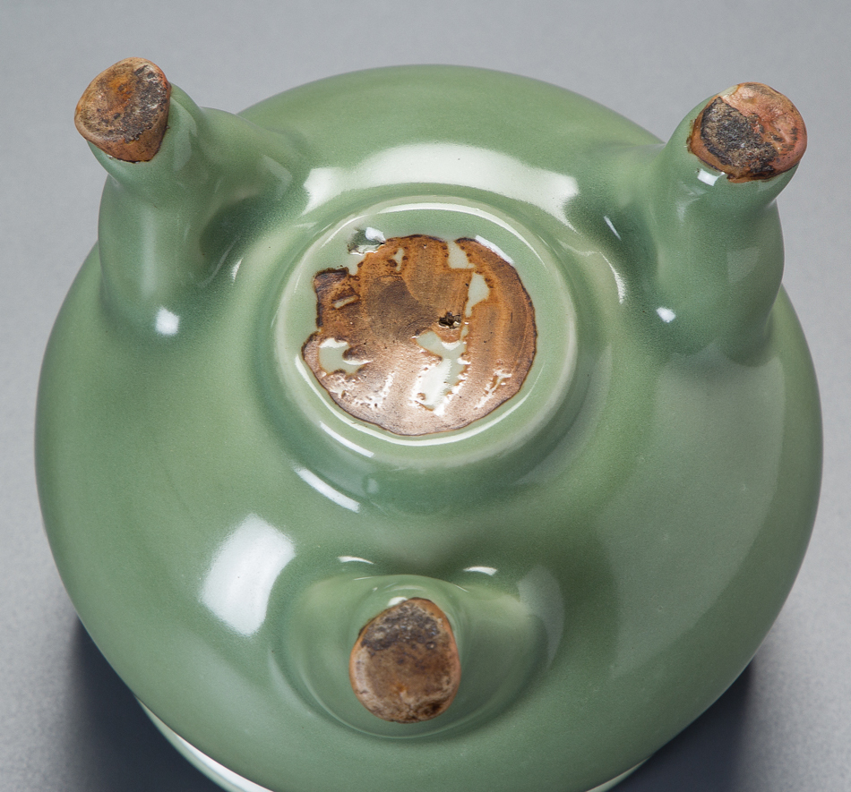 五】龍泉窯青磁双耳三足香炉 明時代 四君子透彫銀火舎付 箱付 ／ 本品