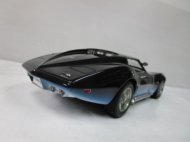 オートアート 1/18 シボレー コルベット マンタレイ 1968 ブルー (3335