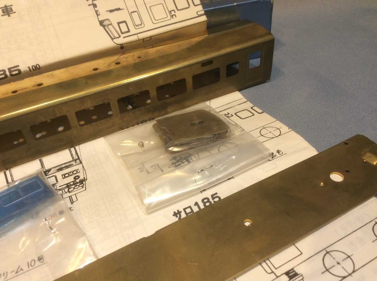 カツミ模型製　 サハ185ボディバラキット_3