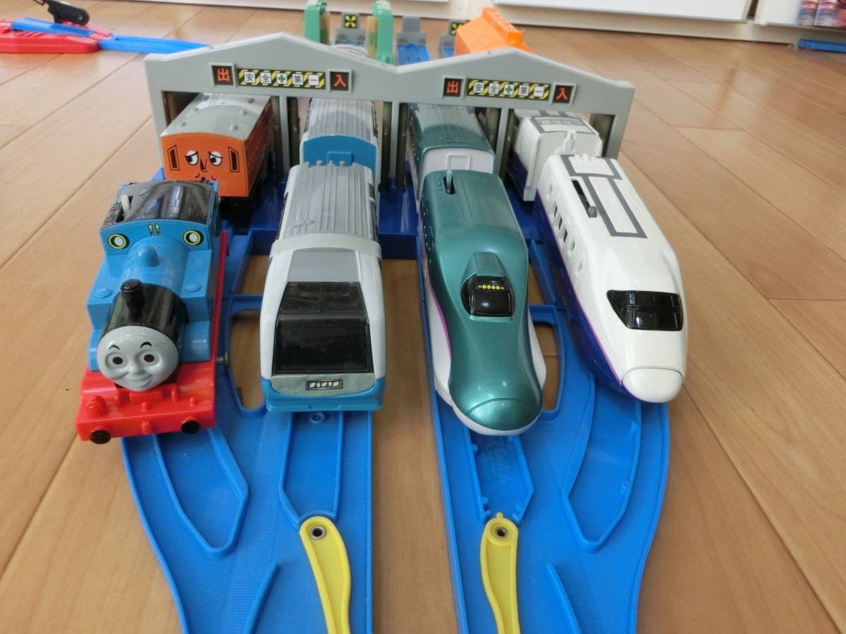 大量 新幹線ハヤブサ 新幹線はやて トーマス ビュー踊り子４編成のクリスマスバージョン完成 本格的４車両扉付修理工場がかっこいい 1円 セット 売買されたオークション情報 Yahooの商品情報をアーカイブ公開 オークファン Aucfan Com