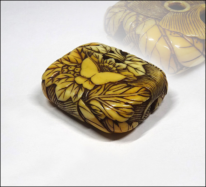 緑屋i□ 時代物 海象牙(セイウチ牙) 細密花蝶彫 根付 饅頭根付 提げ物  