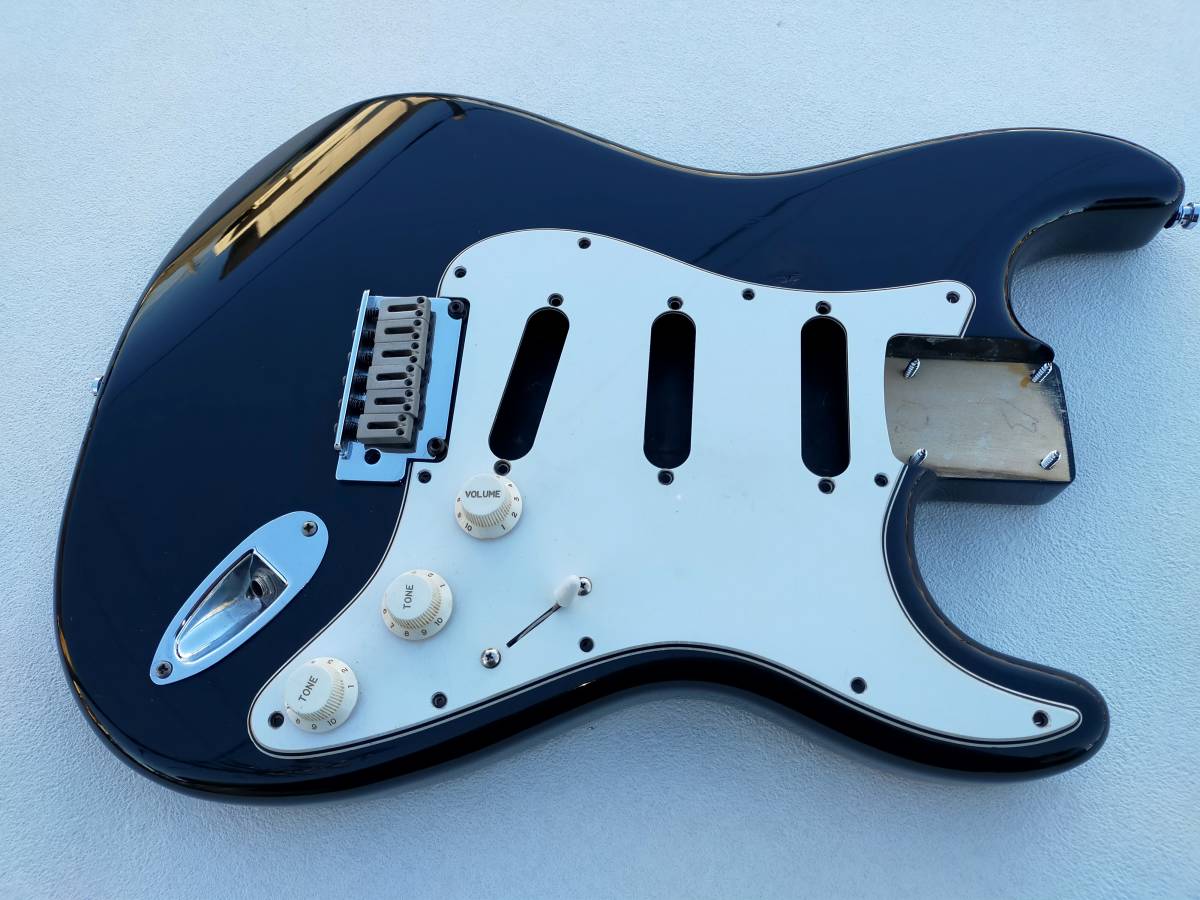 概ね美品 Fender規格□Squier standard Stratocaster□アメスタタイプ 
