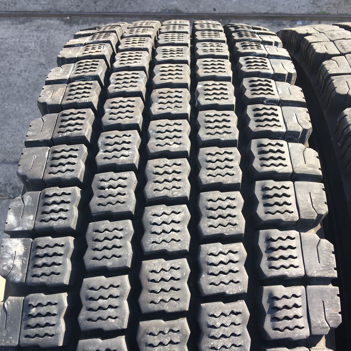 1.中古スタッドレスタイヤ 2019年製ブリヂストン W910 265/70R19.5 2本 