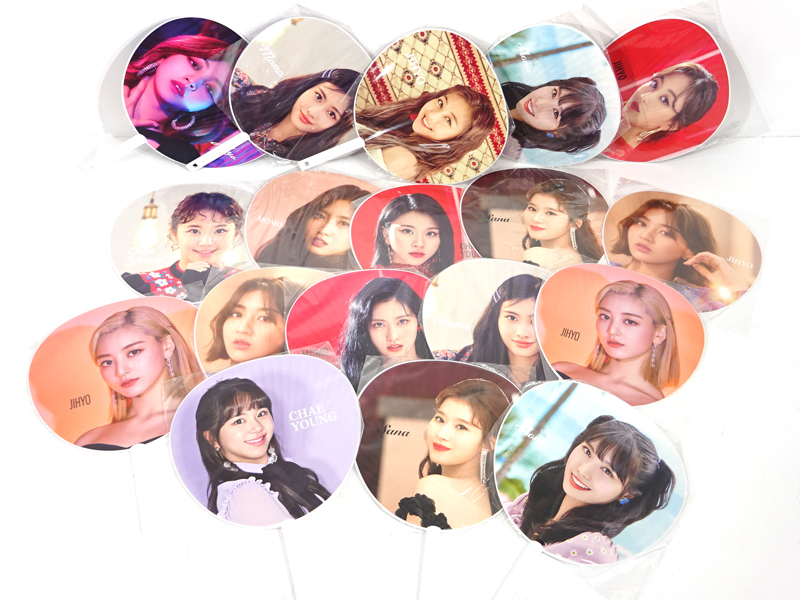 Twice グッズ まとめ売り うちわ キーホルダー 缶バッジ クリアファイル他 Kpop 女性アイドル Jyp 韓国 Ca353 タレントグッズ 売買されたオークション情報 Yahooの商品情報をアーカイブ公開 オークファン Aucfan Com
