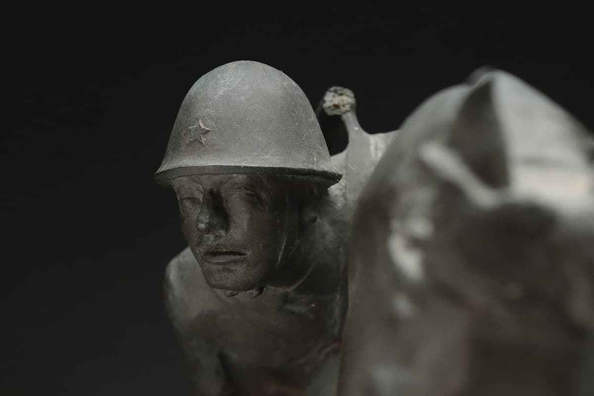 EA097 【彫刻家 横江嘉純 作】重厚 ブロンズ「軍人騎馬像」高37cm 重 