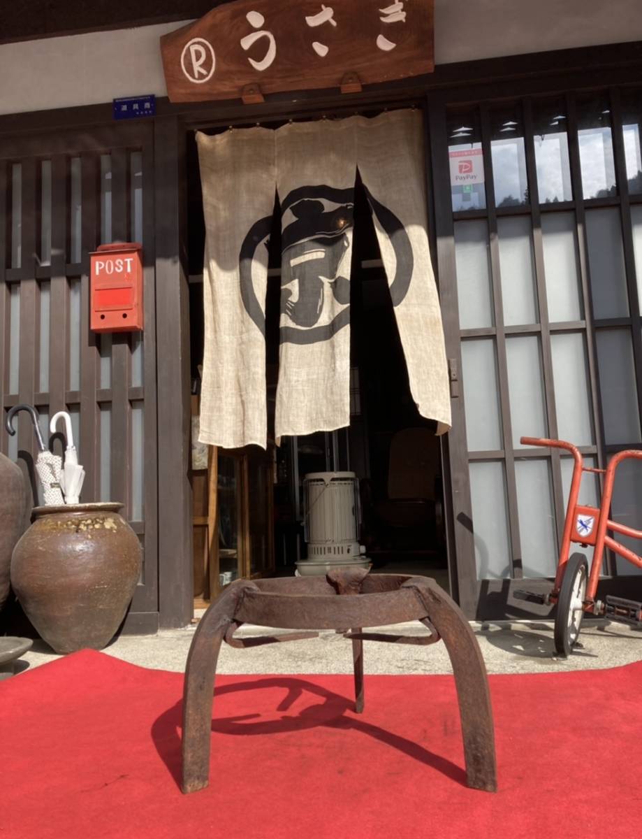 【兎】凄く分厚くて大きな五徳　鉄製　時代物　送料お安いです!(囲炉裏　古民家　五徳　古道具　キャンプ　アウトドア 自在鉤)