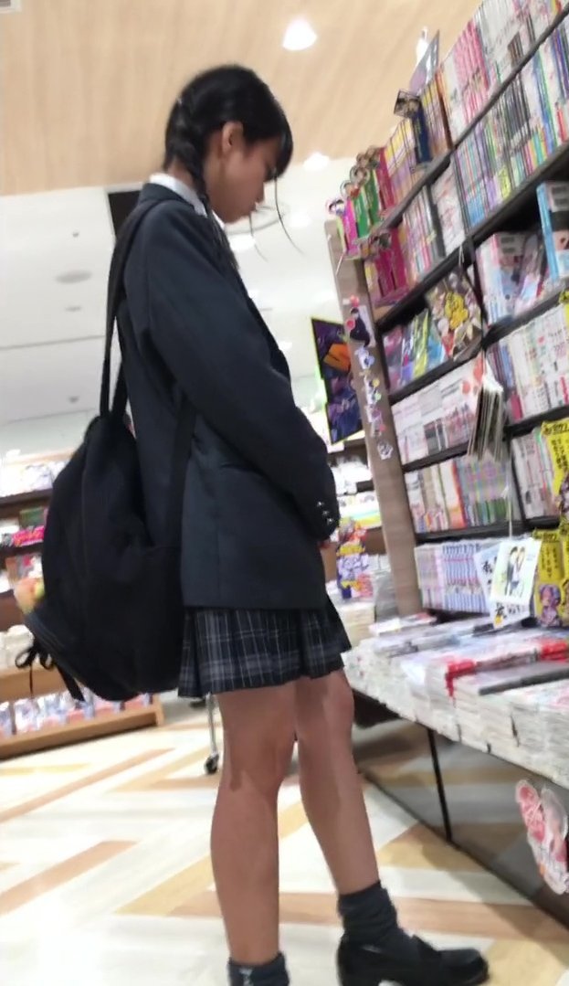 1710 素人モノ　美少女　カルピスぶっかけ　パンチラ 逆さ撮り　学校　制服　ギャル　Tバック　食い込み　生足_3