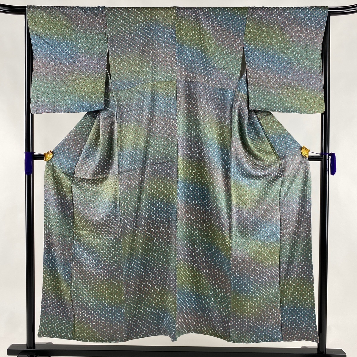  小紋 優品 疋田 絞り ぼかし 灰緑 袷 152.5cm 65.5cm M 正絹(仕立て上がり)｜売買されたオークション情報、yahooの商品情報をアーカイブ公開 - オークファン 仕立て上がり
