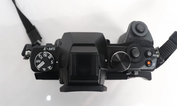 ト滝】 OLYMPUS オリンパス OM-D E-M5 ボディ 12-50mm EZレンズキット