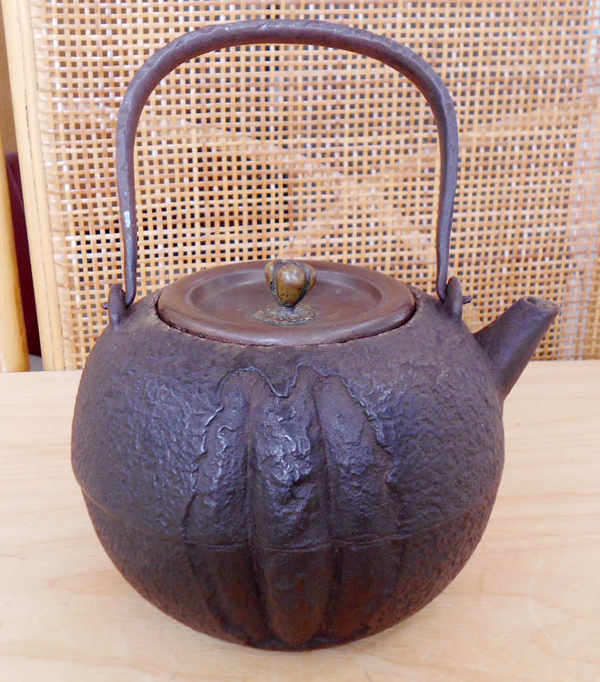 送料無料 龍文堂銘の鉄瓶 かぼちゃ印刻模様(鉄瓶)｜売買された 
