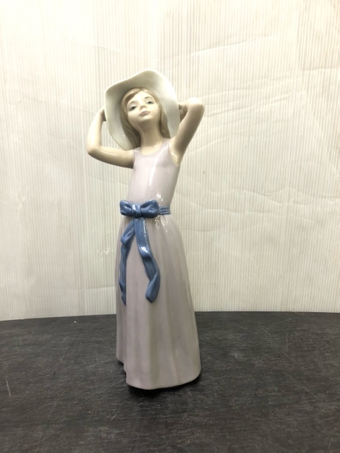 リヤドロ フィギュリン LLADRO 若草色の少女 鏡の前で ⁄ (リヤドロ) 美品