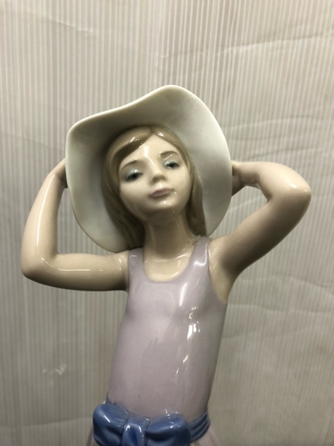 リヤドロ フィギュリン LLADRO 若草色の少女 鏡の前で ⁄ (リヤドロ) 美品