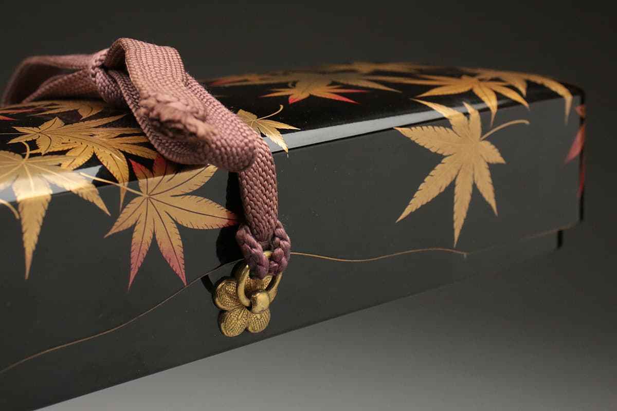 木製漆器 丸草花模様 金蒔絵 五段重箱 木箱入り 梨地 黒塗 正月MA279