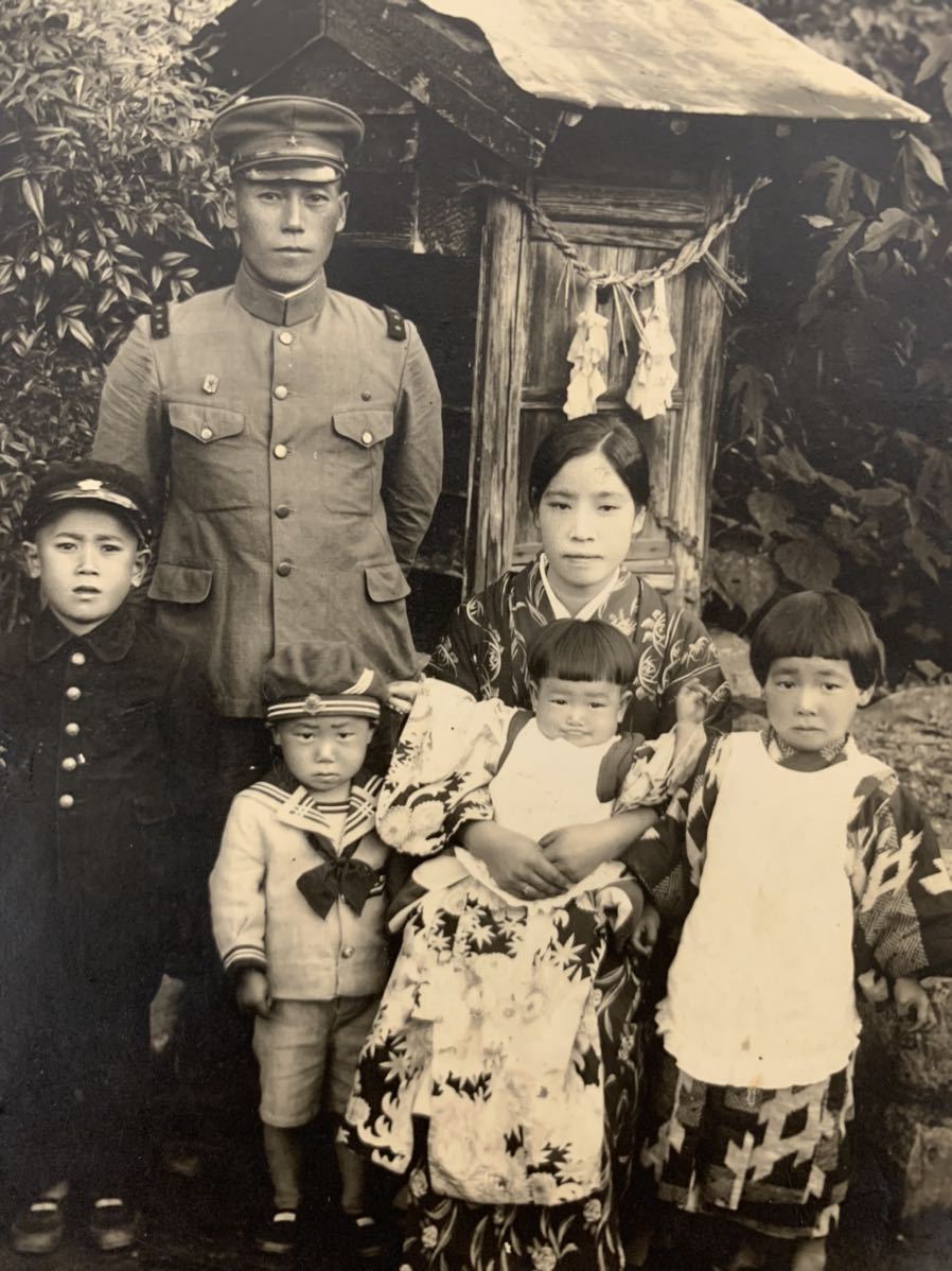 帝国陸軍 家族写真 古写真 1枚 / 日本軍 戦闘帽 軍人 軍隊 兵隊 戦前