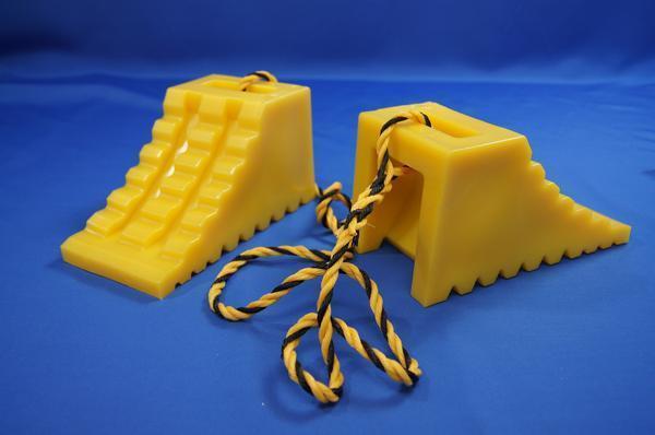 ハイプラ車　歯止め　ロープ付き　２個セット　イエロー イエロー ハイプラ歯止め 2個組 2個組用ロープ 単体 1.2m｜製品情報｜日本ボデー