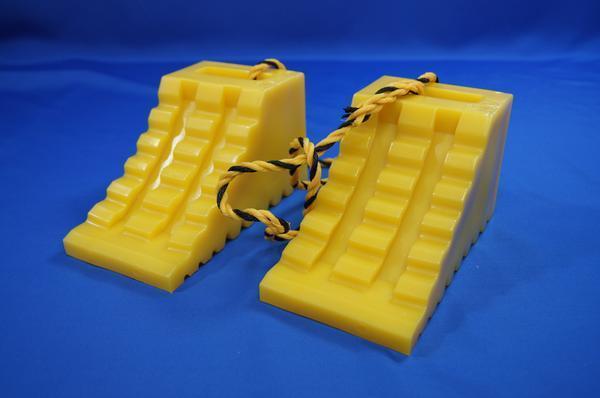 ハイプラ車　歯止め　ロープ付き　２個セット　イエロー イエロー ハイプラ歯止め 2個組 2個組用ロープ 単体 1.2m｜製品情報｜日本ボデー