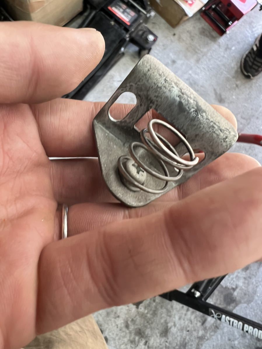 GS400 GS425 タンクキャップ 留め具 金具 ガソリンタンク スズキ純正 