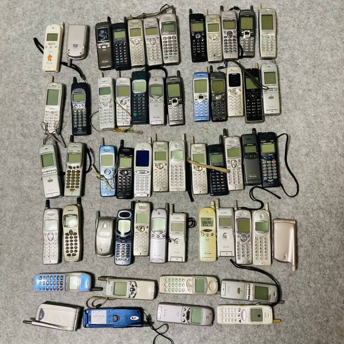 携帯電話 ドコモ ガラケー 充電器 レトロ 56台まとめて ジャンク(NTT