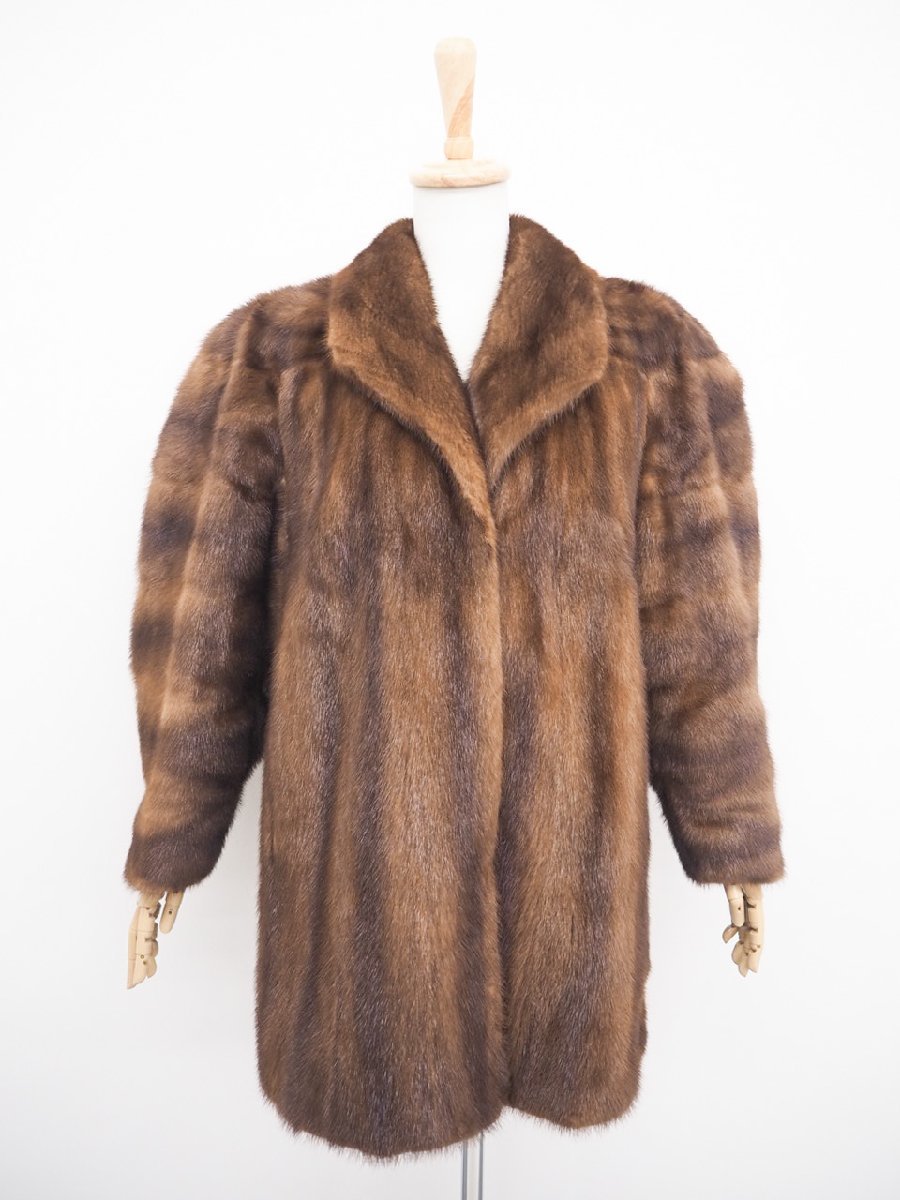 美品【 銀 SAGA MINK / レア / 袖横段 背中Vデザイン 】高級毛皮 サガ デミバフミンク◆セミロングコート 80cm丈◆ブラウン F寸◆L596S