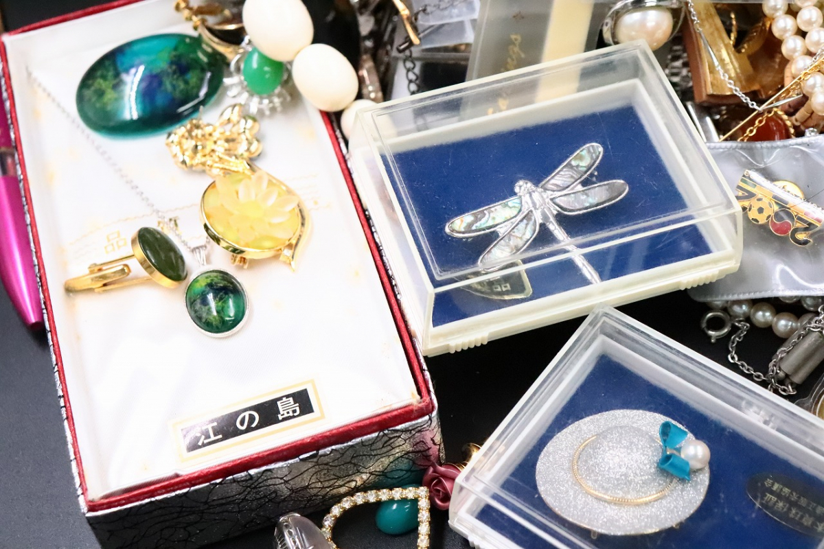 ト長】アクセサリー 大量 まとめ売り 約15㎏ ネックレス ブローチ