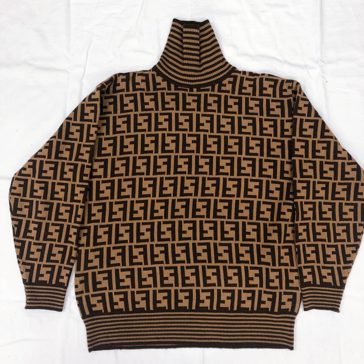 FENDI フエンディ少しハイネックブラウン