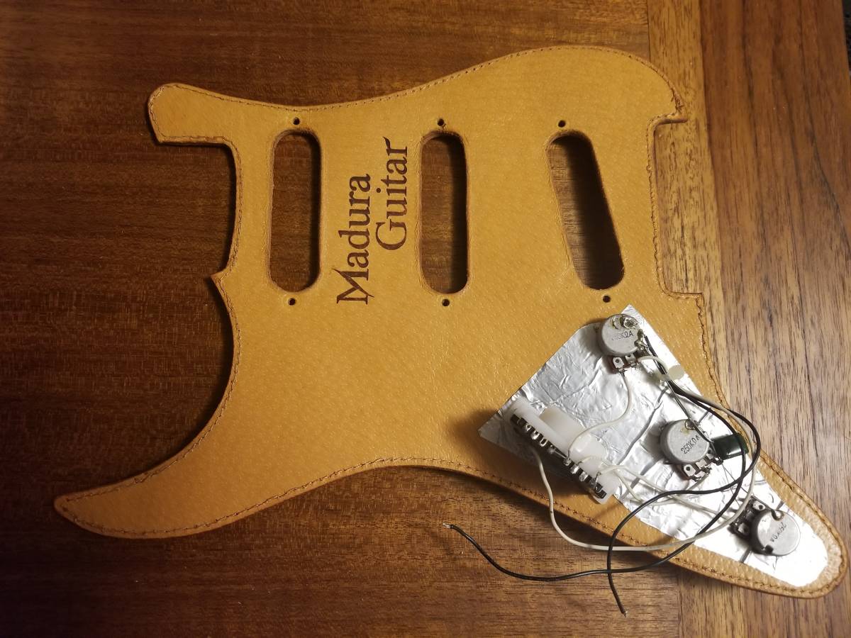 Madura Guitar 革彫刻ピックガード / ストラト用 ブラウン レザー 