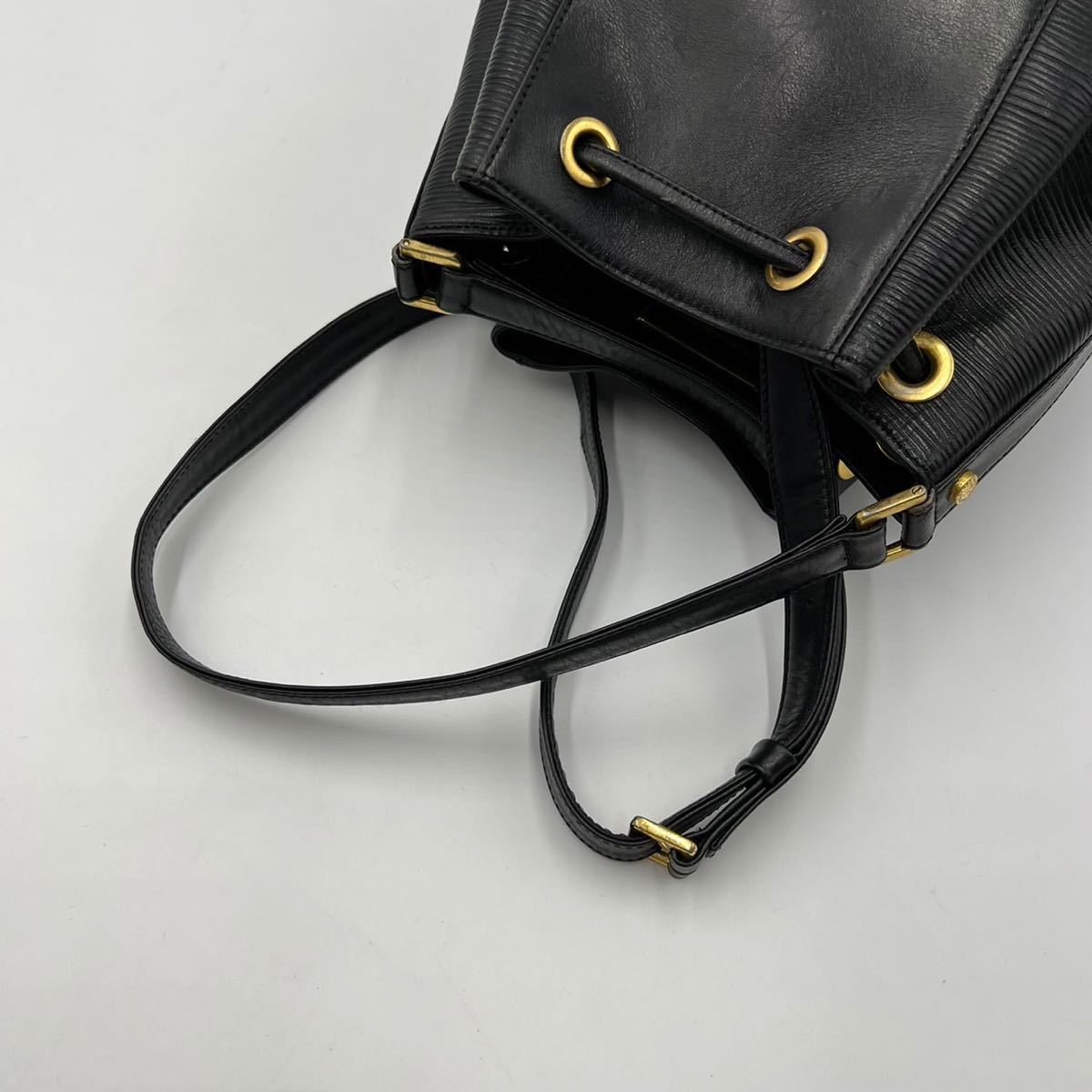 ヴァレンティノ ガラヴァーニ ロゴ金具 レザー 巾着 ショルダー バッグ 
