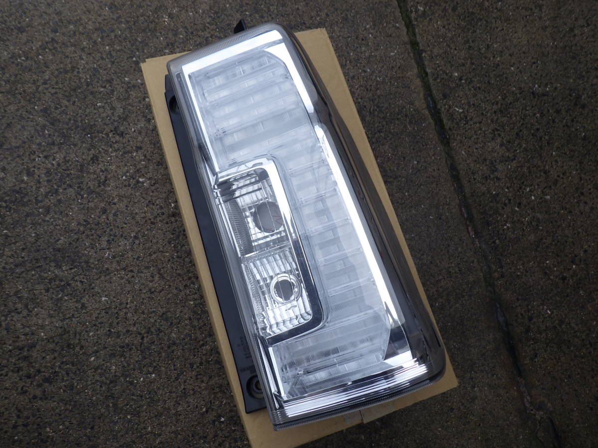 青さん専用 タント DBA-LA600S 右テールランプ TOKAIDENSO 20516