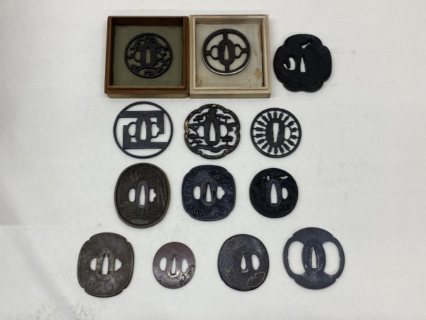 定番人気，本物保証 B1-676 2 日本刀の部品 鍔 まとめて 13点 刀装具 武具 透かし 等 刀装具(鍔、刀装具)｜売買されたオークション情報、yahooの商品情報をアーカイブ公開 - オークファン 鍔、刀装具